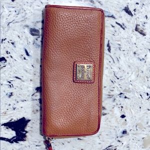 Dooney and Bourke clutch